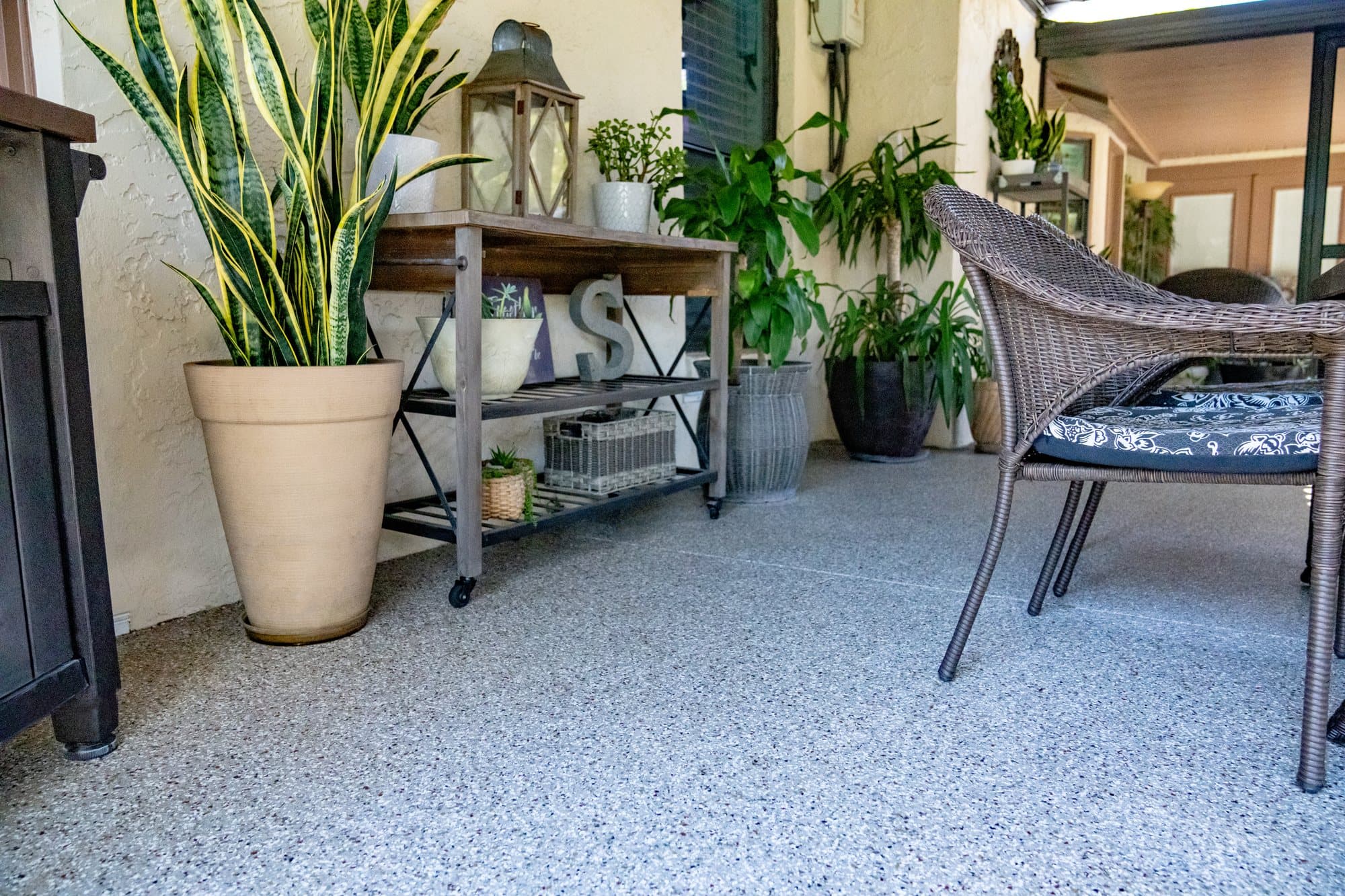Coated concrete patio surface with a stone-look flake finish
